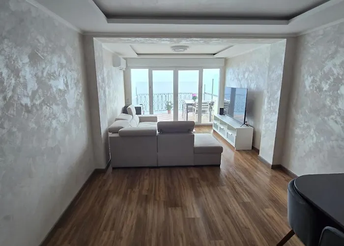 With Sea View ניס