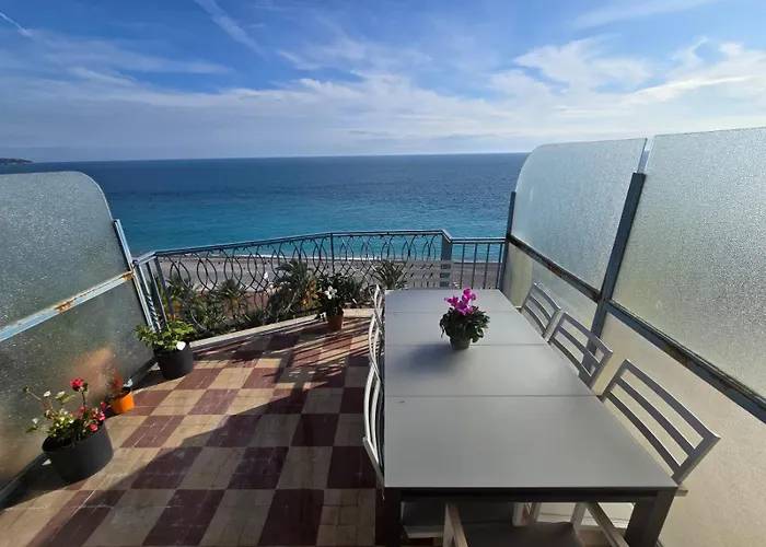 With Sea View דירה